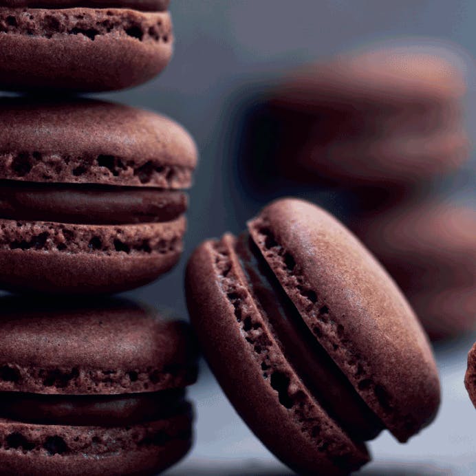 Macarons med mælkechokolade og kanel