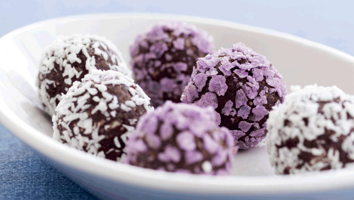 Konfekt-kugler pyntet med kokosmel og kandiserede violer