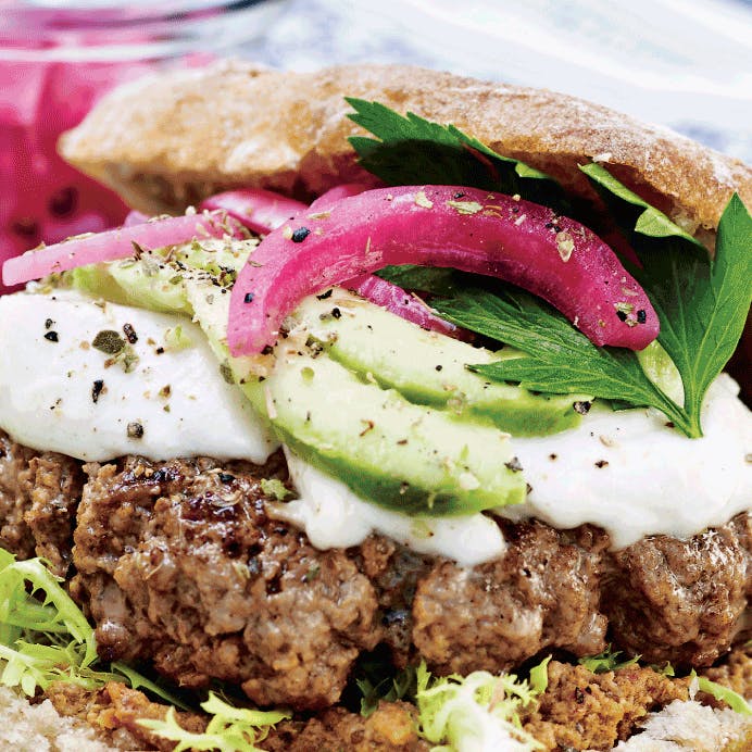 Burger med kalv, avocado og syltede rødløg