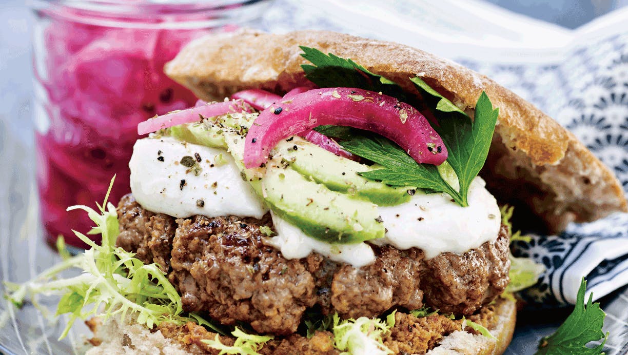 Burger med kalv, avocado og syltede rødløg