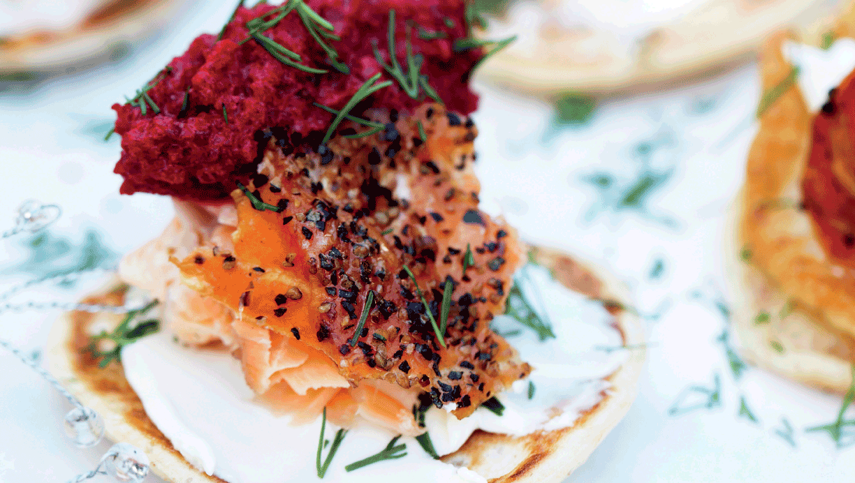 Blinis med rødbedepesto og varmrøget laks