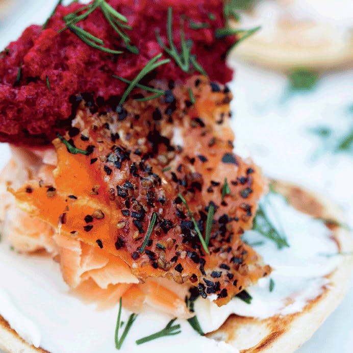 Blinis med rødbedepesto og varmrøget laks