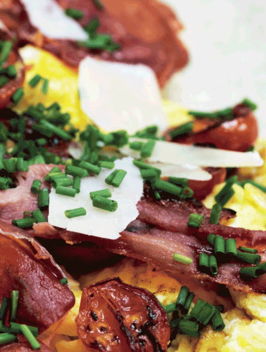 Omelet med parmaskinke, tomater og purløg