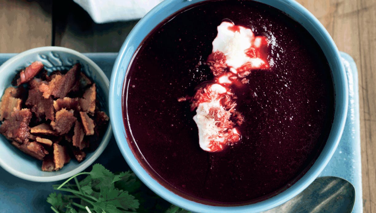 Rødbedesuppe med bacondrys og peberrodscreme