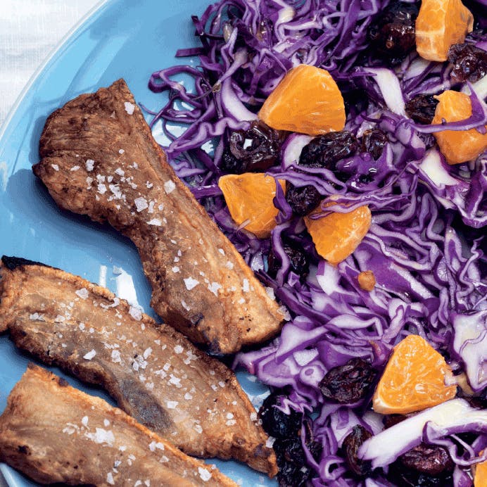 Stegt flæsk og sprød rødkålssalat med klementiner
