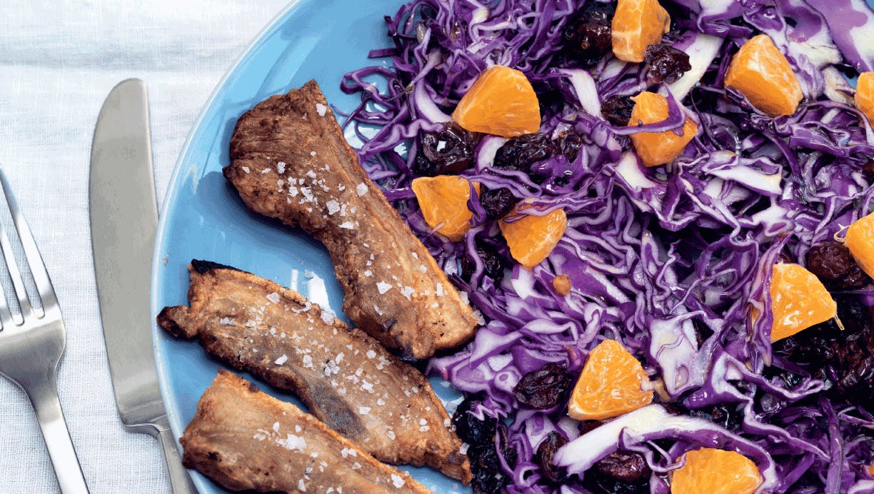 Stegt flæsk og sprød rødkålssalat med klementiner