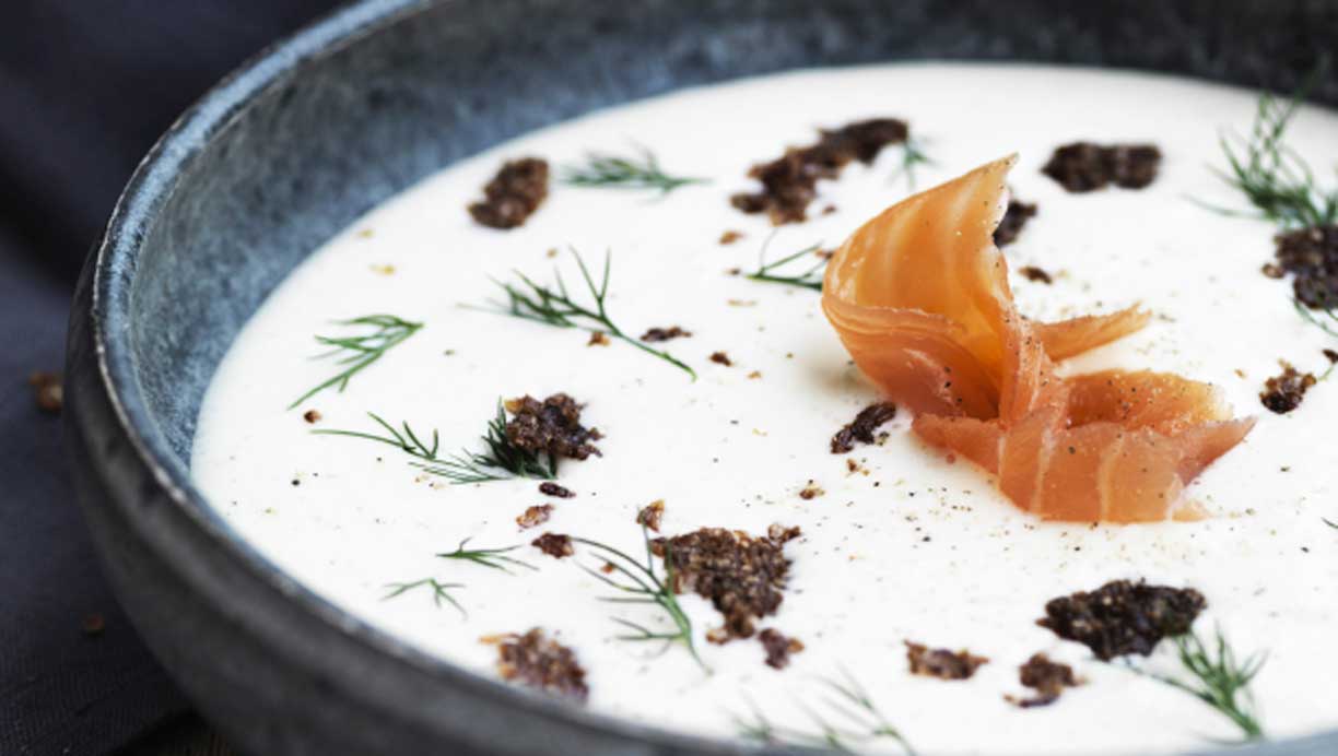 Kartoffelsuppe med røget laks og rugbrødscrunch