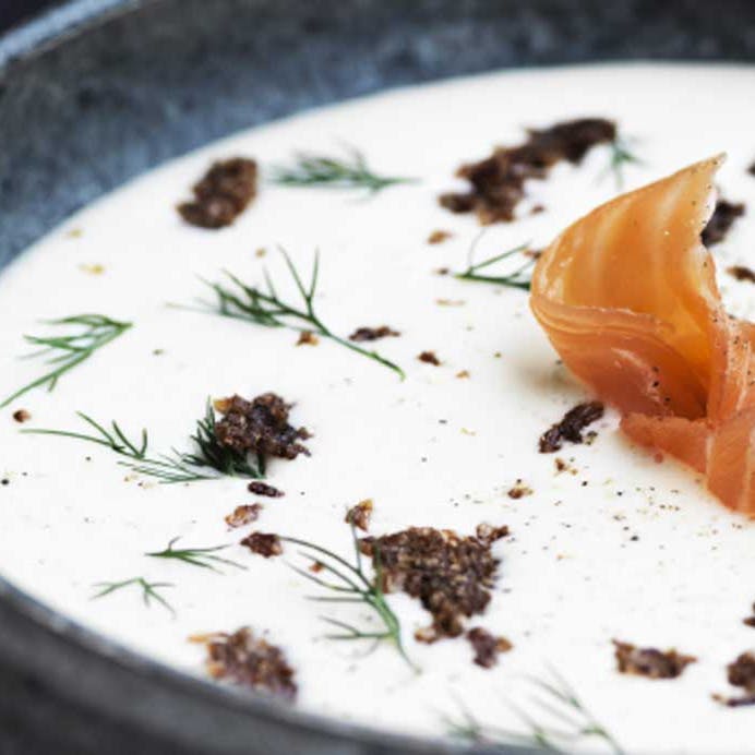 Kartoffelsuppe med røget laks og rugbrødscrunch