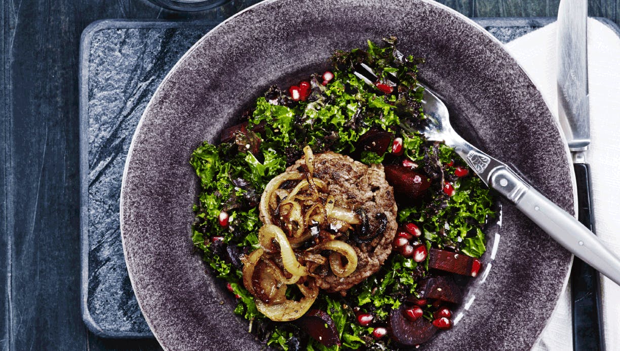 En klassisk omgang hakkebøffer med bløde løg og grønkålssalat