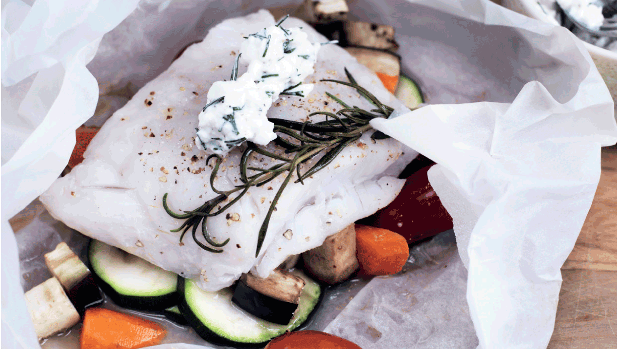 Dampede fiskepakker med grøntsager og hytteostdip