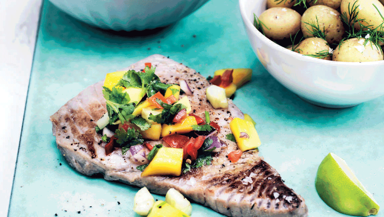 tunbøffer med mangosalat og nye kartofler
