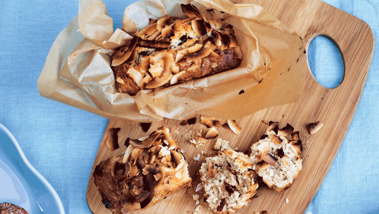 Bananbrød med tranebær, mandler og kokos