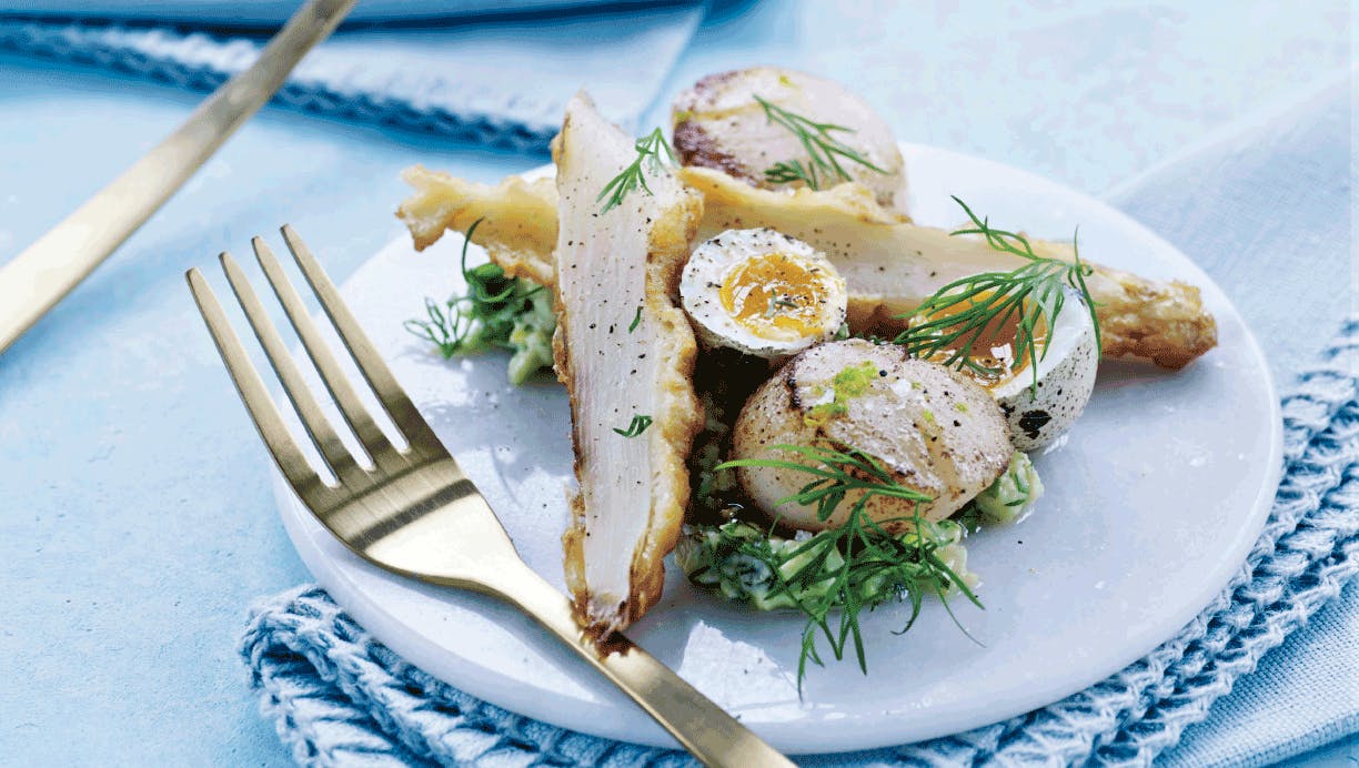 Dybstegte asparges med vagtelæg, kammuslinger og avocadocreme