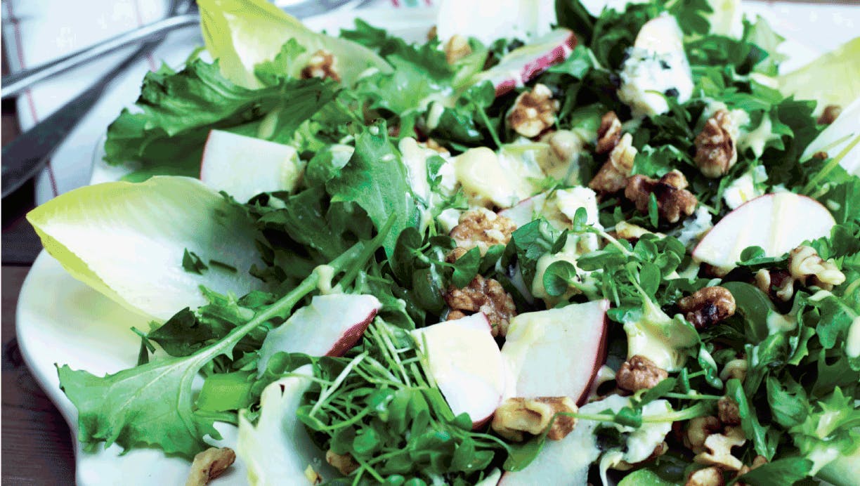 Waldorfsalat med vindruer og valnødder og bladselleri