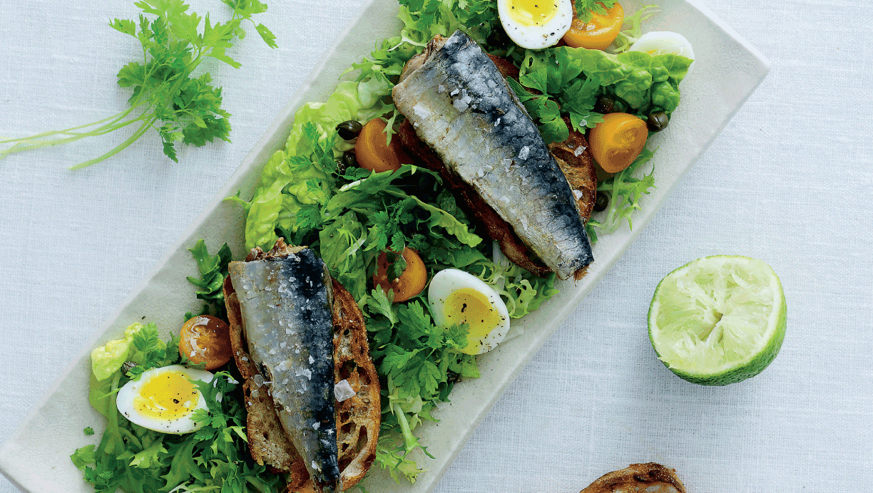 Sardiner på sprødt brød med salat og vagtelæg