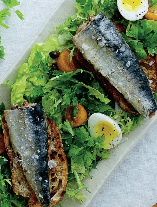 Sardiner på sprødt brød med salat og vagtelæg