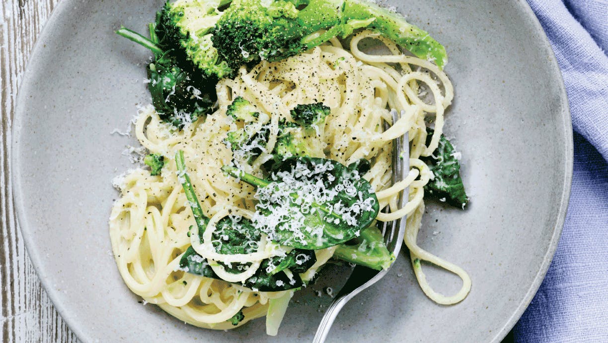 Spaghetti med broccoli, æg og spinat