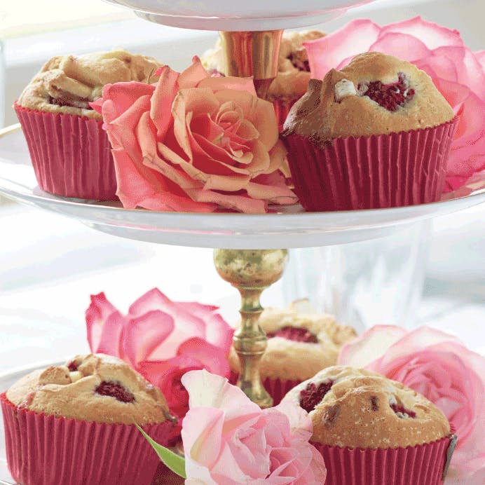 https://imgix.femina.dk/media/article/1521-hindbaermuffins.png