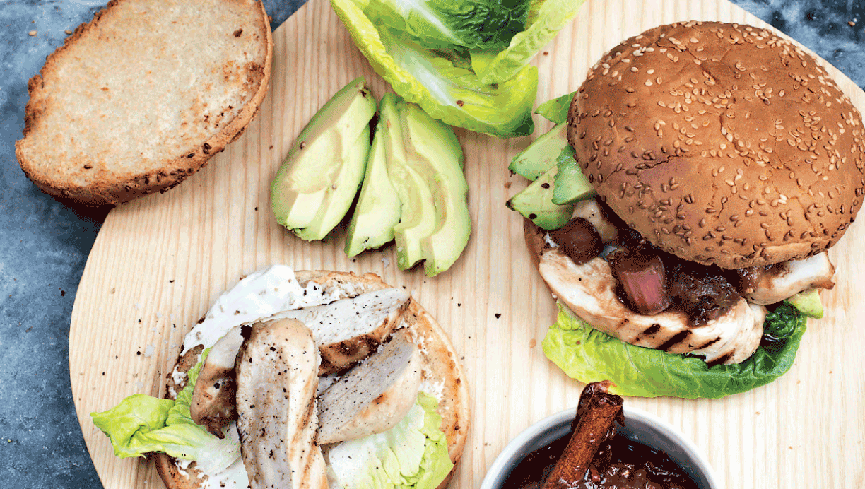 Kyllingeburger med avocado og rabarberchutney