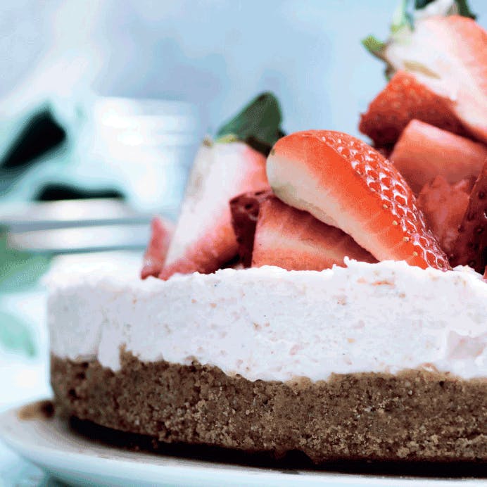 Blød og cremet cheesecake på kiksebund med jordbær