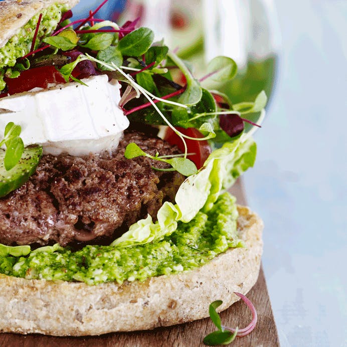 Burger med gedeost, ærtepesto og syltede rødløg