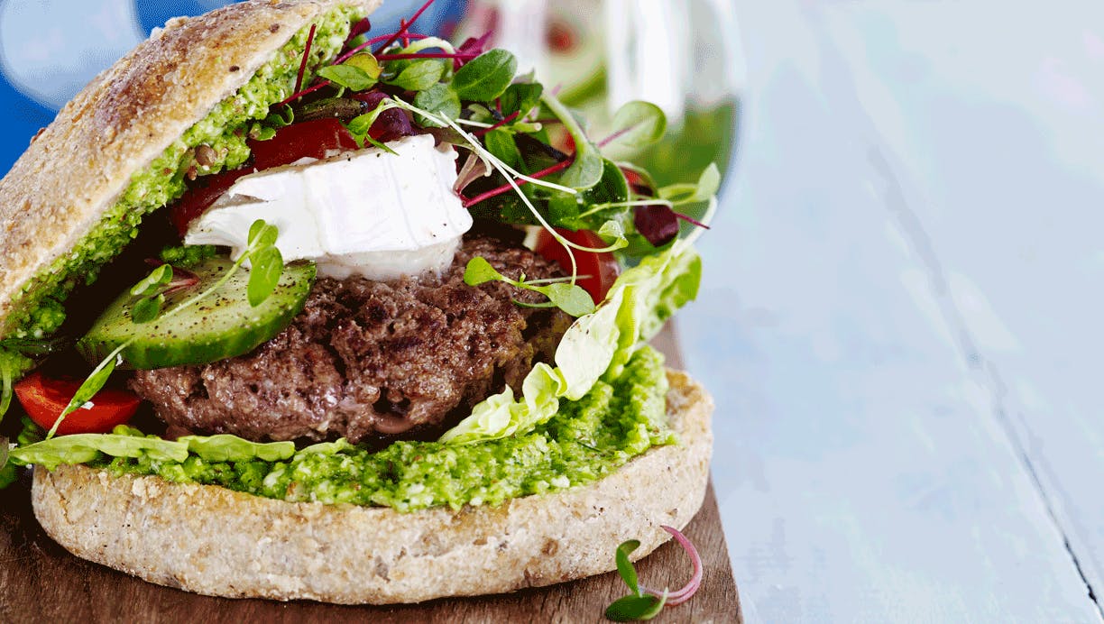 Burger med gedeost, ærtepesto og syltede rødløg