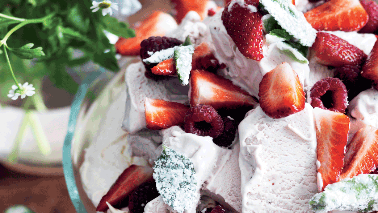 Jordbæris på marengsbund med bærskum og kandiserede mynteblade