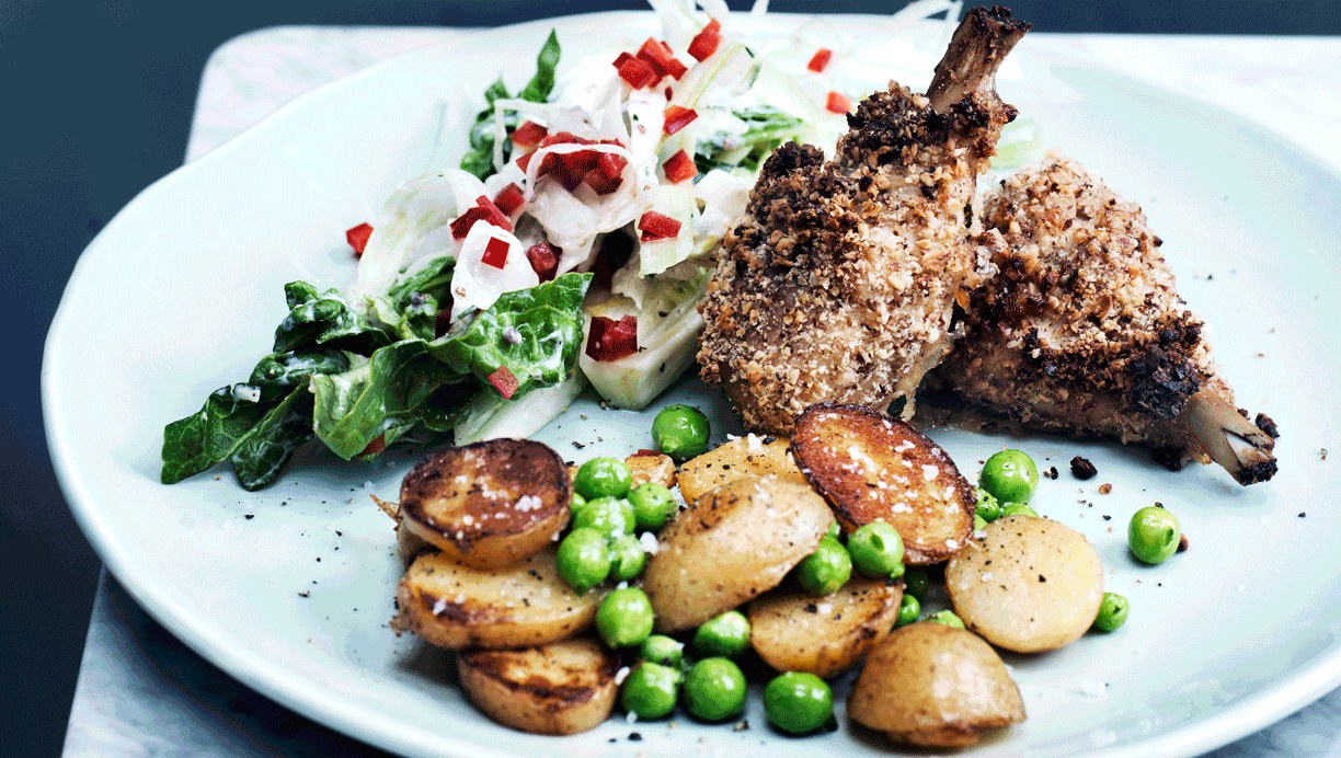 Panerede kyllingelår med stegte kartofler og fennikelsalat