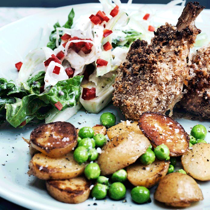 Panerede kyllingelår med stegte kartofler og fennikelsalat