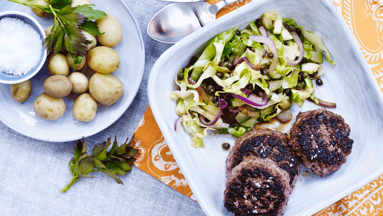 Hakkebøf med stegt spidskål og løvstikkekartofler