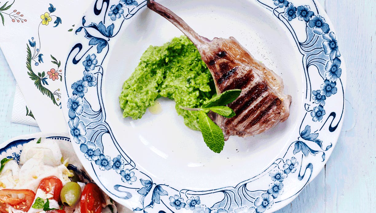 Grillede lammekoteletter med ærtepuré og tomatsalat