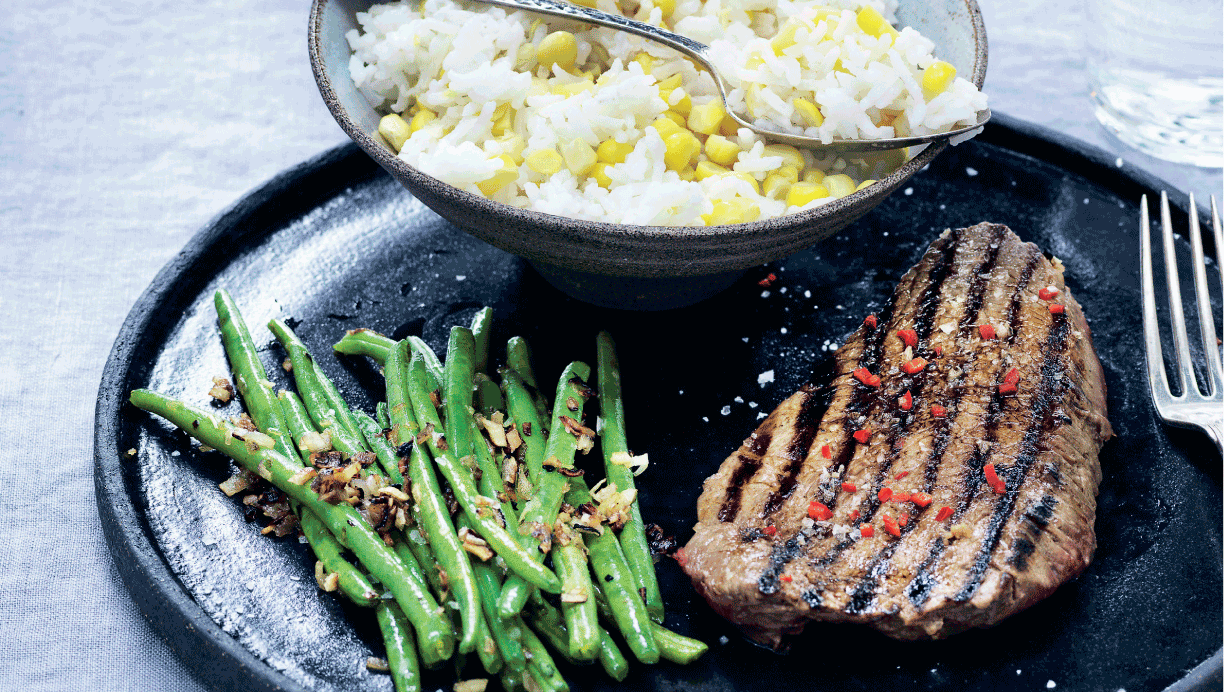 Bøf med chili, stegte bønner og ris med majs