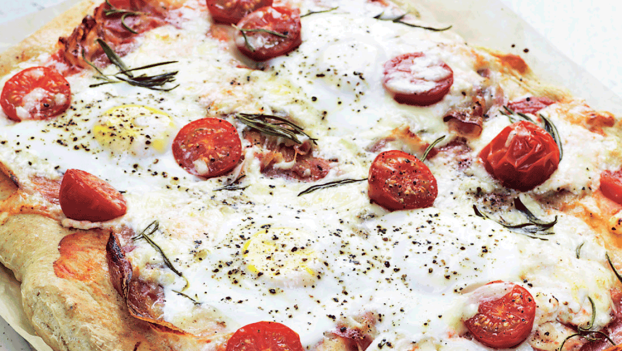 pizza med æg, pancetta og rosmarin