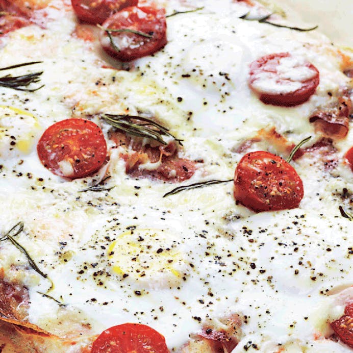 pizza med æg, pancetta og rosmarin
