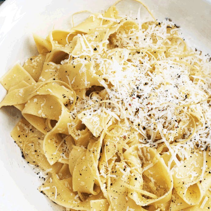 Pasta med citronsauce toppet med parmesan