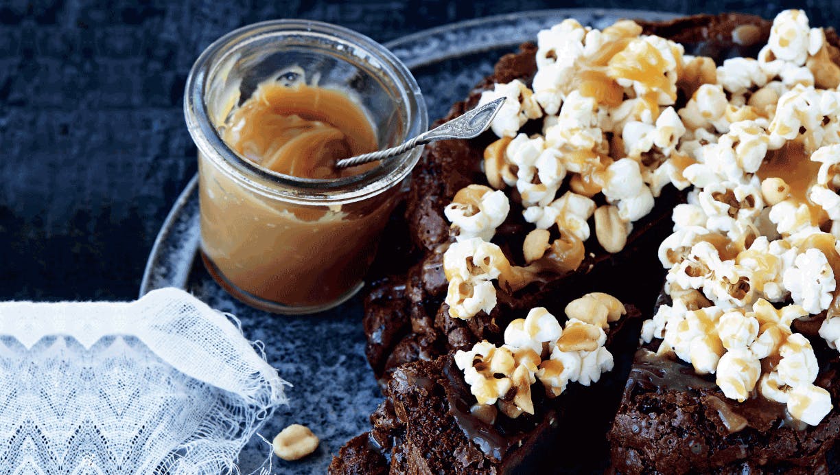 Chokoladekage med popcorn og karamel