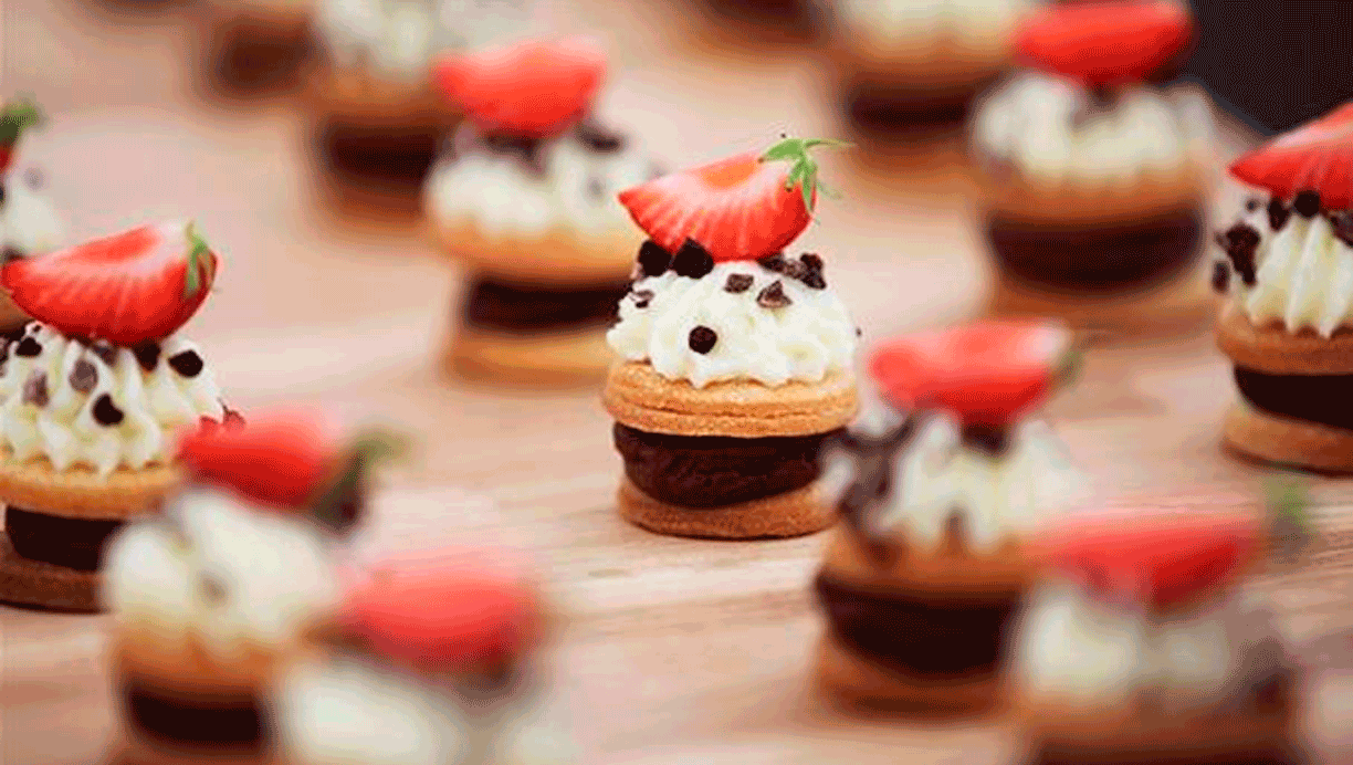 Petit four med chokolade og brombær