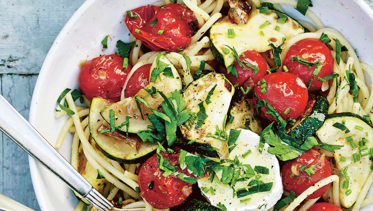 Spaghetti med gedeost, squash og tomat 