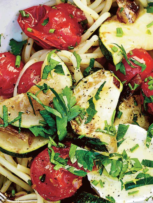 Spaghetti med gedeost, squash og tomat