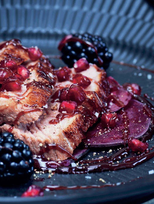Andebryst med gin-brombær-sauce