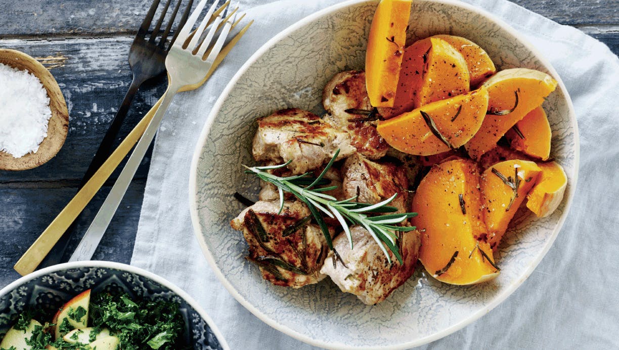 Svinemørbrad med ovnbagte butternutsquash og grønkålssalat