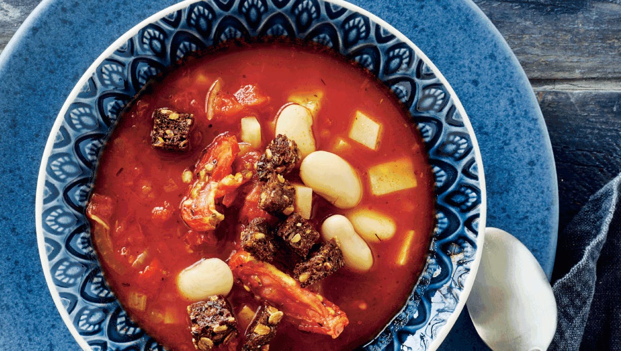 Tomatsuppe med selleri, butterbeans og croutoner