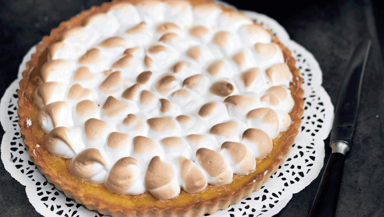 Skøn og frisk appelsintærte med marengs