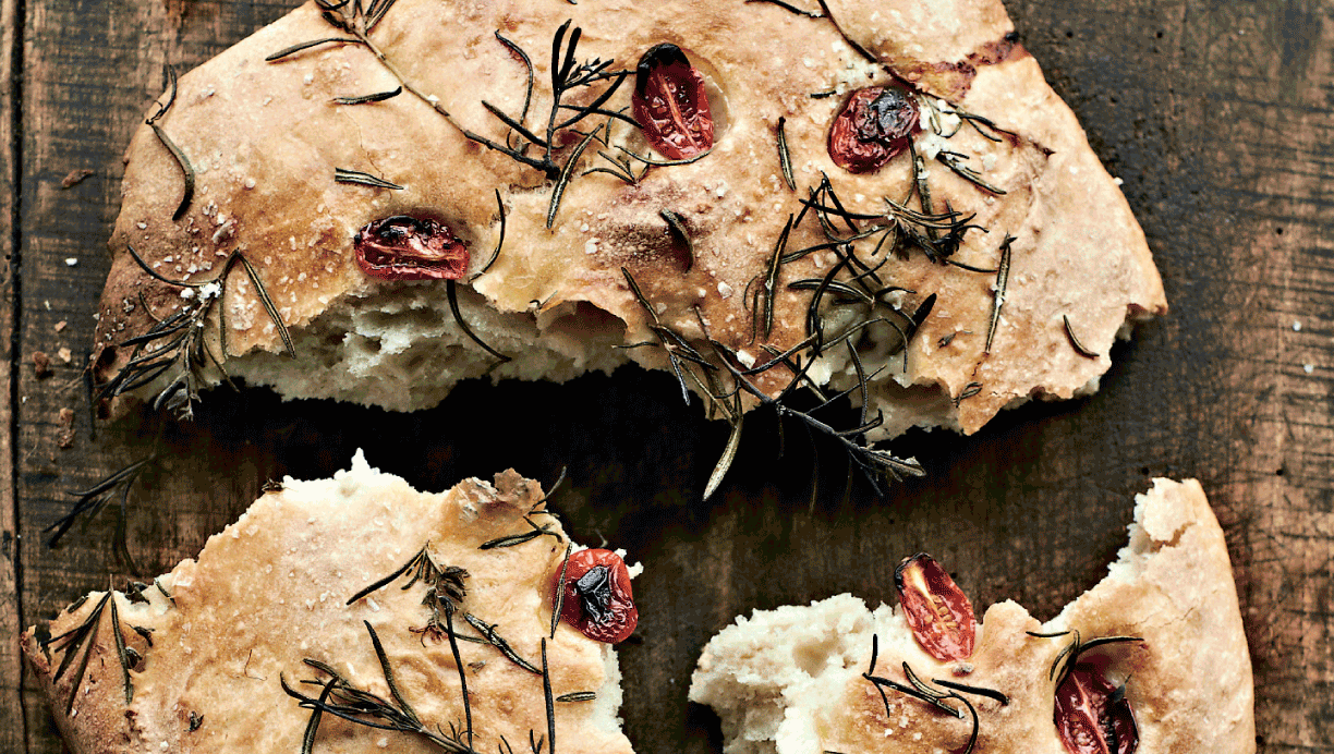 Madbrød med tomat, rosmarin og flagesalt