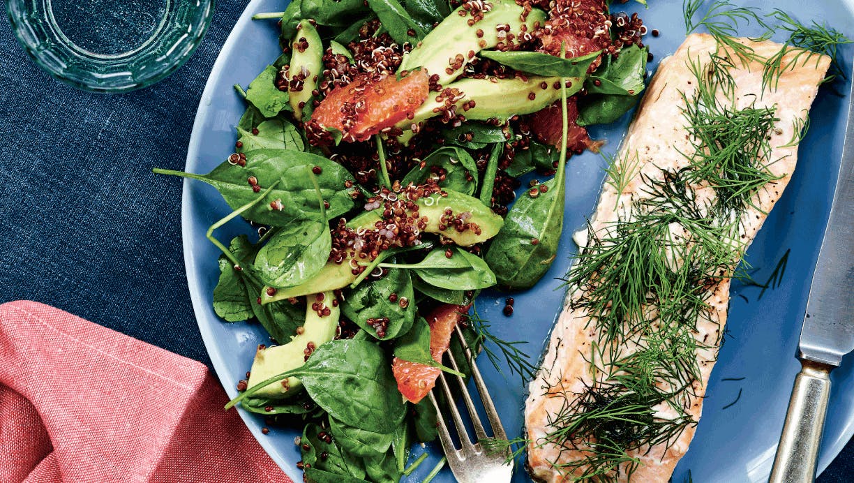 Bagt laks og quinoasalat med spinat, avocado og grapefrugt