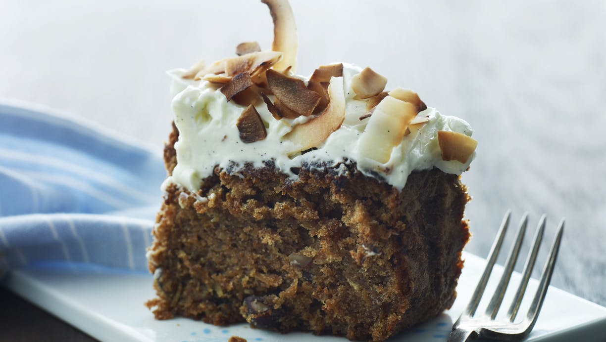 Gulerodskage med kokos og nødder