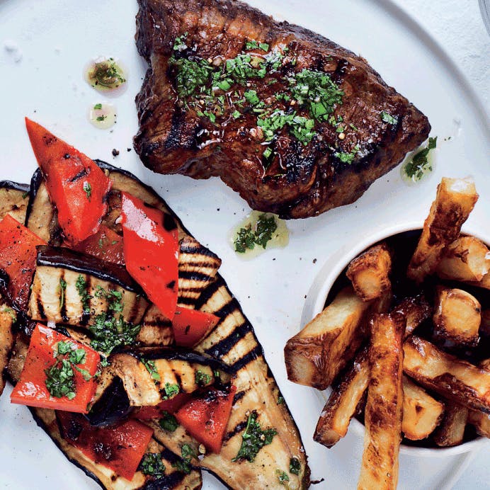 Steak med pomfritter og grillet aubergine