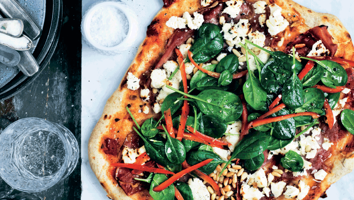 Pizza med serranoskinke, feta og spinat 