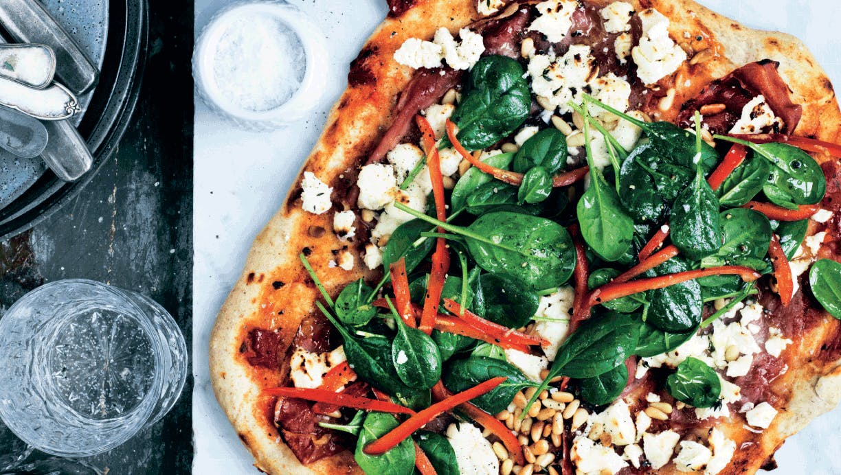 Pizza med serranoskinke, feta og spinat
