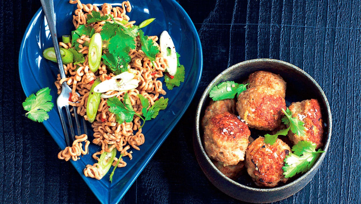 Frikadeller med spicy nudelsalat